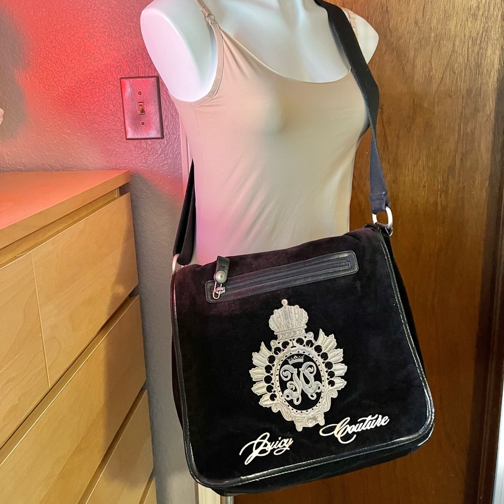 Juicy Couture Y2K Vintage Velour Logo Messenger Crossbody Bag